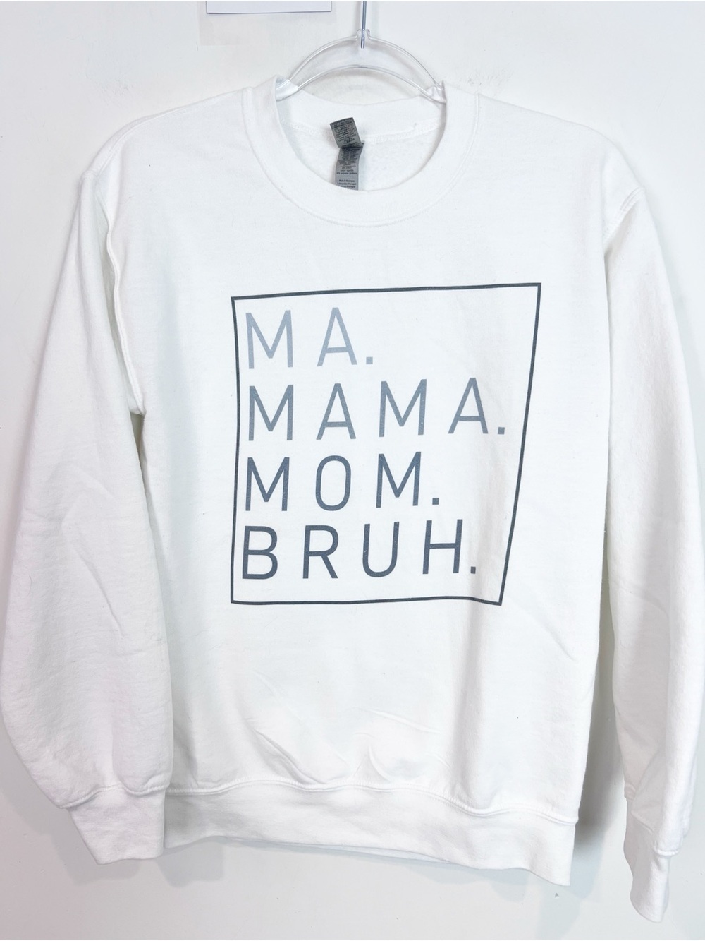 GILDAN WHITE MA MAMA MOM BRUH GRAPHIC LONG SLEEVE CREWNECK SWEATSHIRT SZ SMALL